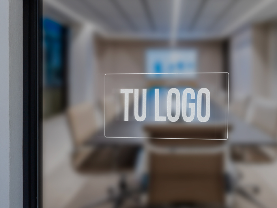 Entrada de una sala de oficina personalizable con los logotipos de la empresa arrendataria