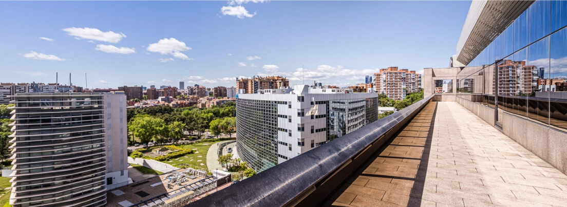 Terraza del Edificio Merrimack RA29, un espacio al aire libre diseñado para el confort y el bienestar, con amplias vistas abiertas