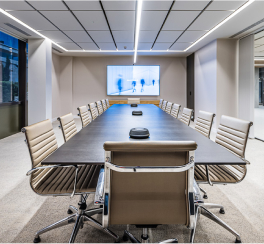 Sala de reuniones moderna en los Edificios Merrimack, equipada con una pantalla