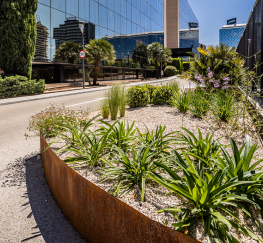 Edificio de oficinas Merrimack, rodeado de diversas plantas que aportan una sensación de serenidad