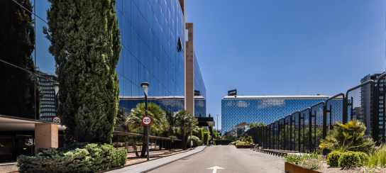 Los actuales edificios de Fábrega (Merrimack), de diseño moderno, están ubicados en Avenida América