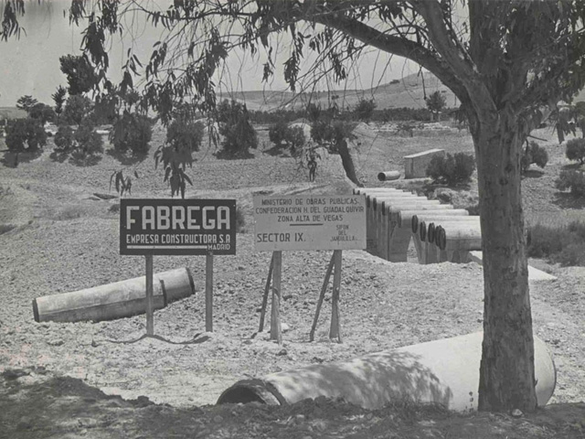 Espacio de construcción con un cartel que dice 'Fábrega Constructora S.A.'