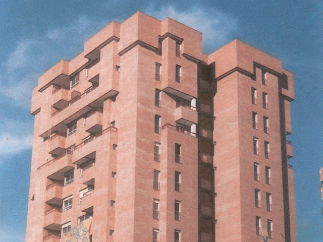 Fachada de un edificio residencial de alto standing de los años 80, gestionado por Fábrega